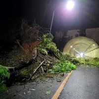 鴨川市の国道１２８号で発生した土砂崩れ＝１９日（千葉県提供）