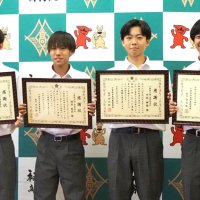 からまれた女性を助け、木更津署から贈られた感謝状を手に喜ぶサッカー部員４人＝袖ケ浦市