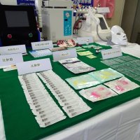 押収した注射器や鼻から抜糸した糸など＝２０日、市原署