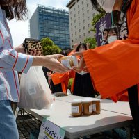 校内で栽培して収穫したフトモモ科の果樹「フェイジョア」の果肉を使ったジャムを販売する流山高の生徒