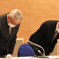 記者会見で謝罪する当時の校長（左）と医師会長＝２０２２年１２月２８日、木更津市