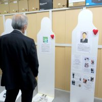 事故で亡くなった人たちのパネル
