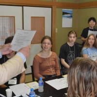 ボランティア講師から日本語を学ぶチェコの生徒ら

