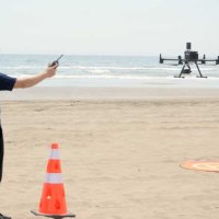 「空からの目」で海水浴客を守れ　千葉県内初ドローンパトロール　山武、海開き式で救助活動を実演