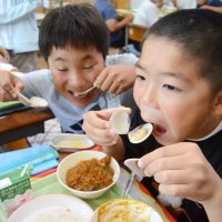 ハマグリ頬張り笑顔　九十九里　給食に町特産品登場　漁業理解深める授業も