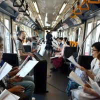 ５年ぶり歌声モノレール　６０人、街並みと合唱楽しむ　童謡、昭和歌謡など２０曲