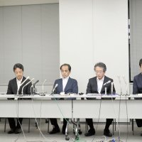 船橋市で０歳児が死亡した事件で、対応や経緯を説明する千葉県市川児童相談所長や県担当者ら＝１０日夜、県庁