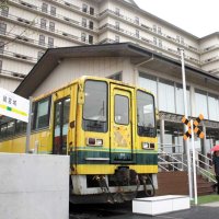いすみ鉄道の車両が展示されている「三日月龍宮城駅」＝１２日、木更津市