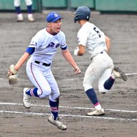 市柏―西武台千葉　Ｂシード市柏から完投勝利を挙げた西武台千葉の小倉（左）＝柏の葉