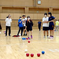 パラ前にボッチャ大会　市原　世代超え８０人プレー