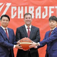 就任会見を終え、記念写真に納まる千葉Ｊのグリーソン監督（中央）。左は田村代表。右は池内ゼネラルマネジャー＝八千代市のロックアイスベース