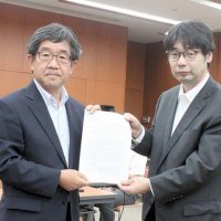 検討委員会の第５回会合で越川市長（左）に答申書を手渡す矢尾板委員長＝２５日、銚子市保健福祉センター