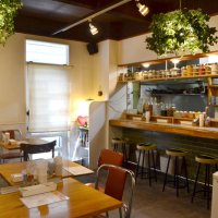 店内のカウンター席の上にはスパイスがずらり