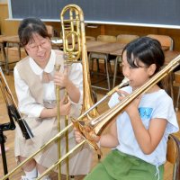 パート練習で高校生から演奏を習う児童