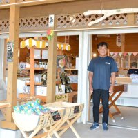ハワイアンが流れるログハウス風の店舗