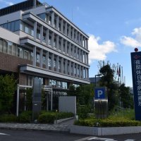 ２１歳男性遺体を夜間診療所に遺棄　船橋、立ち去り容疑で２０歳男を逮捕　千葉県警、特捜班を設置　頭の出血死因か