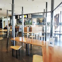 飲食の持ち込みが可能なオープンスペースには、ドトールコーヒーショップも営業している＝２０日、柏市