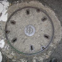 交換の必要がある旧型のマンホールふた