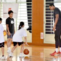アドバイスを送る大橋選手（左から２人目）とジージオ・ベイン選手（右）