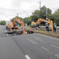 陥没した国道１６号では、原因を調べるため舗装を剥がす作業が行われた＝４日、市原市（千葉国道事務所提供）