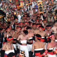 伝統のはだか祭り　漁師町に熱気、いすみ大原地区　みこし担いで男衆海へ集結　【写真複数あり】