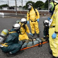 京成電鉄と北総鉄道によるテロを想定した合同訓練で負傷者を運ぶ印西地区消防組合の隊員＝印西市の北総鉄道印旛車両基地
