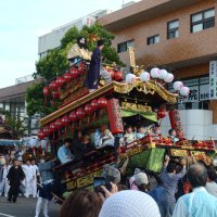 日吉神社連合祭典に参加する市内各地区の山車や屋形。１０年ぶりの開催に先駆け、今年８月の「ヤッサ東金祭」の会場に集い、祭りを盛り上げた