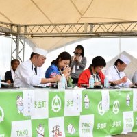 決勝大会に進んだ多古米を食べ比べる審査員

