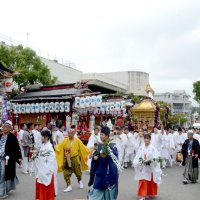 ＪＲ東金駅近くの「サンピア」前には日吉神社のみこしや、各地区の山車・屋形が集まった