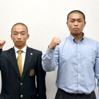 対戦が決まりポーズをとる拓大紅陵の加藤玄竜主将（右）とつくば秀英の吉田侑真主将