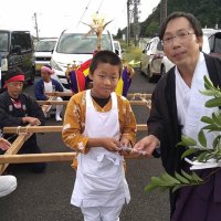 神職から鉛筆を受け取る子ども＝御宿町（提供写真）
