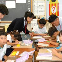 大原高生から点字を学ぶ大原小の児童ら
