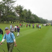 芝生の上歩き健康増進　市原のゴルフ場、市民ら参加