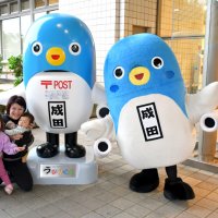 分身？双子？うなりくんポスト　成田市役所に登場　市民ら撮影楽しむ　ロビーには石像も