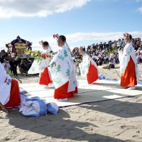 みこしが海中に進む前に行われた小学生による稚児舞