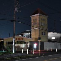 強盗殺人事件の現場となったホテル＝１１日午後９時過ぎ、市原市中高根