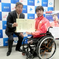 パリパラ水泳４種目メダル　鈴木選手に特別表彰　浦安市