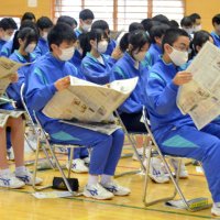 新聞を読む生徒たち