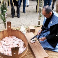 奉納する肉を切り分ける社家の溝口さん