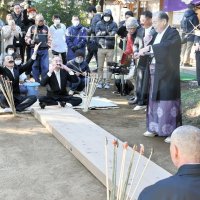 側高神社の伝統の奇祭「ひげなで祭」で、口ひげをなでて新当番に酒を勧める旧当番の氏子＝１月、香取市
