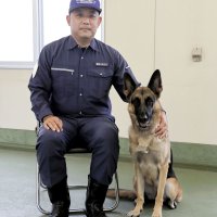 県警の直轄警察犬ジーナ号と担当訓練士の林巡査部長