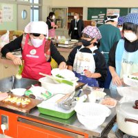 作って食べて星三つ　最後の卒業生料理体験　本年度閉校御宿・布施小