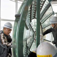 レンズに積もったほこりをぞうきんで拭き取る一般参加者ら＝南房総市