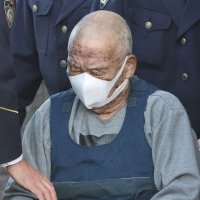 ＜柏の夫婦殺害・住宅放火事件＞７７歳容疑者を送検　車椅子姿、足には包帯　公務執行妨害容疑で逮捕　千葉県警