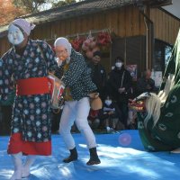 初詣の参拝客を盛り上げるおかめとひょっとこ

