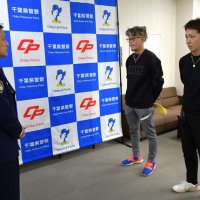 アパート火災で逃げ遅れた女性を救出し、成田署の佐藤署長（左）から感謝される石山さん（右）と吉野さん＝１７日、成田市