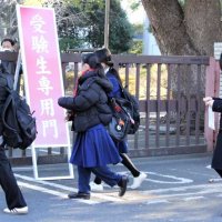 大学入学共通テストの会場に入る受験生ら＝１８日午前、千葉市稲毛区の千葉大学西千葉キャンパス