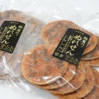 職人が丁寧に作る柏屋の「ぬれせん」。竹箸でたれを染み込ませる際には「箸から染み具合が伝わってくる」（３代目の俊二さん）
