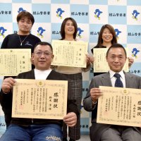 九死に一生…海に水没の車から両足義足の男性救出　呼吸続かず、仲間が投げたロープが命綱に　男女６人に感謝状　鋸南