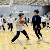 “スゴ腕兄・姉”優しく指導　いちふなスポーツフェスタ　市船橋高運動部が小中生に